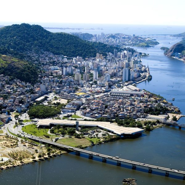 Développement métropolitain et solidarités territoriales - Mutation des structures urbaines autour de la baie de Vitoria (BR)