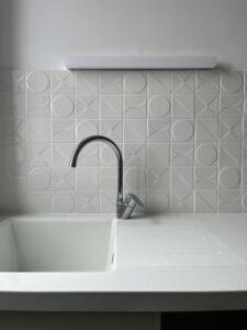 Réhabilitation cuisine logement 83 rue Étienne Dolet Cachan évier plan travail blanc par Rethink