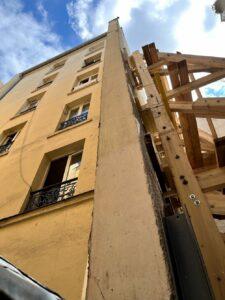 Pignon fissuré immeuble 38 rue Cavé Paris 18e avec étaiement urgence bois diagnostic par Rethink