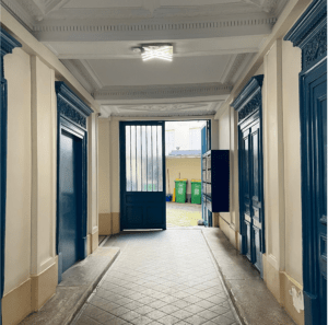 Coupe entrée réhabilitation immeuble faubourien 43 rue Rochefoucauld 75009 Paris RIVP par Rethink