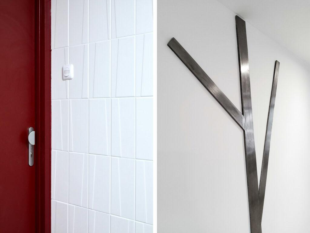 Porte d'entrée rouge, mur carrelé et patère métallique design, parties communes La Hêtraie, Limeil-Brévannes, par Rethink