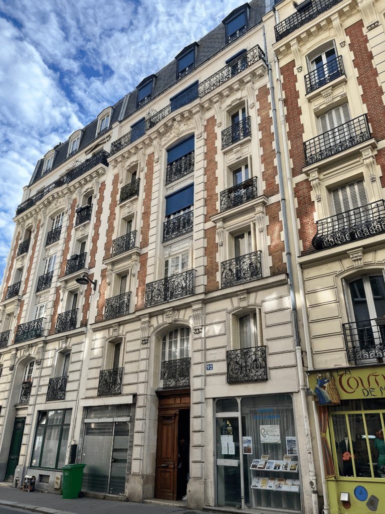 Photo, façade principale avant réhabilitation, 92 rue du Mont-Cenis, Paris, immeuble patrimonial 18 logements, par Rethink